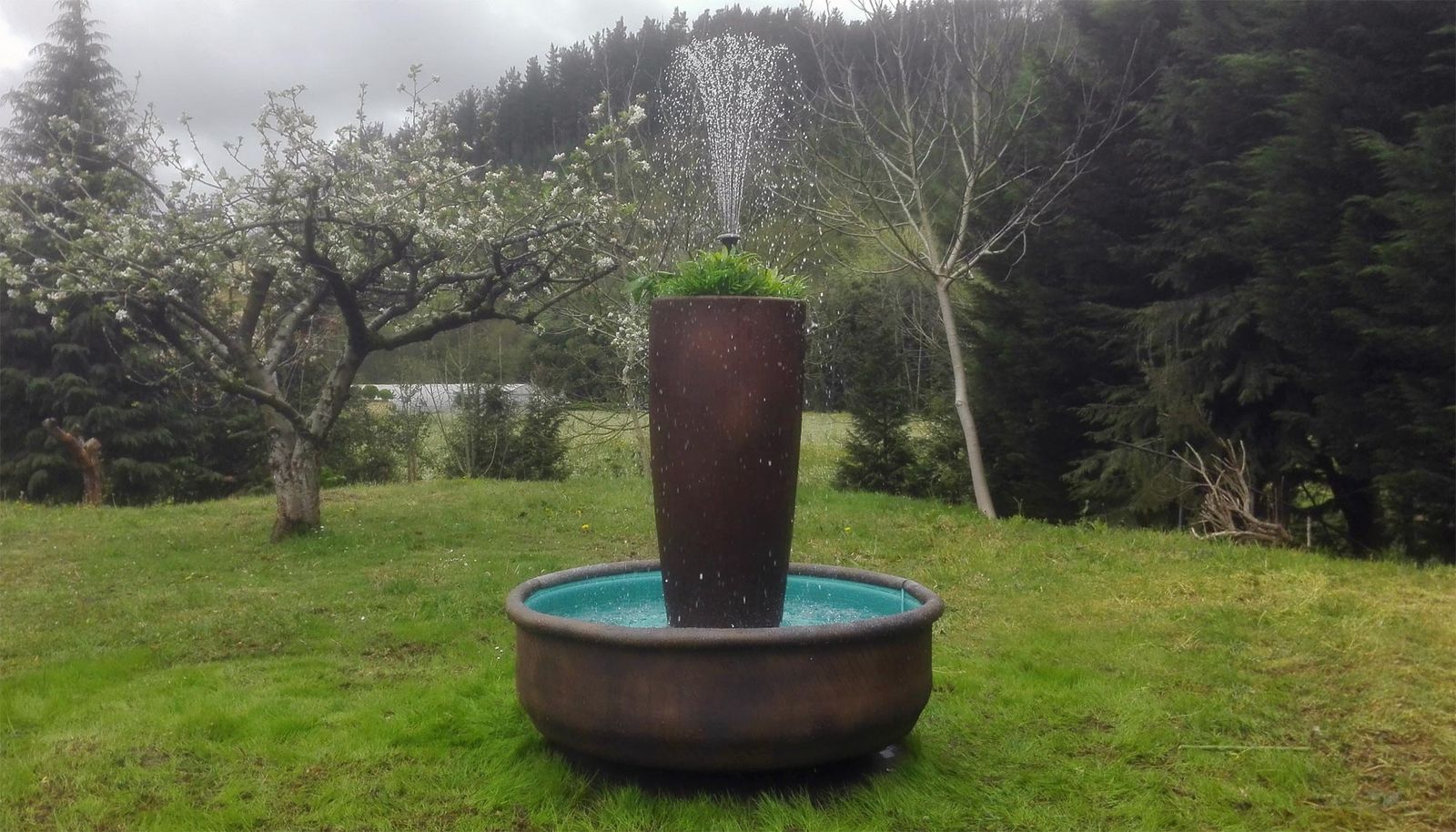 Cómo hacer una fuente macetero para el jardín