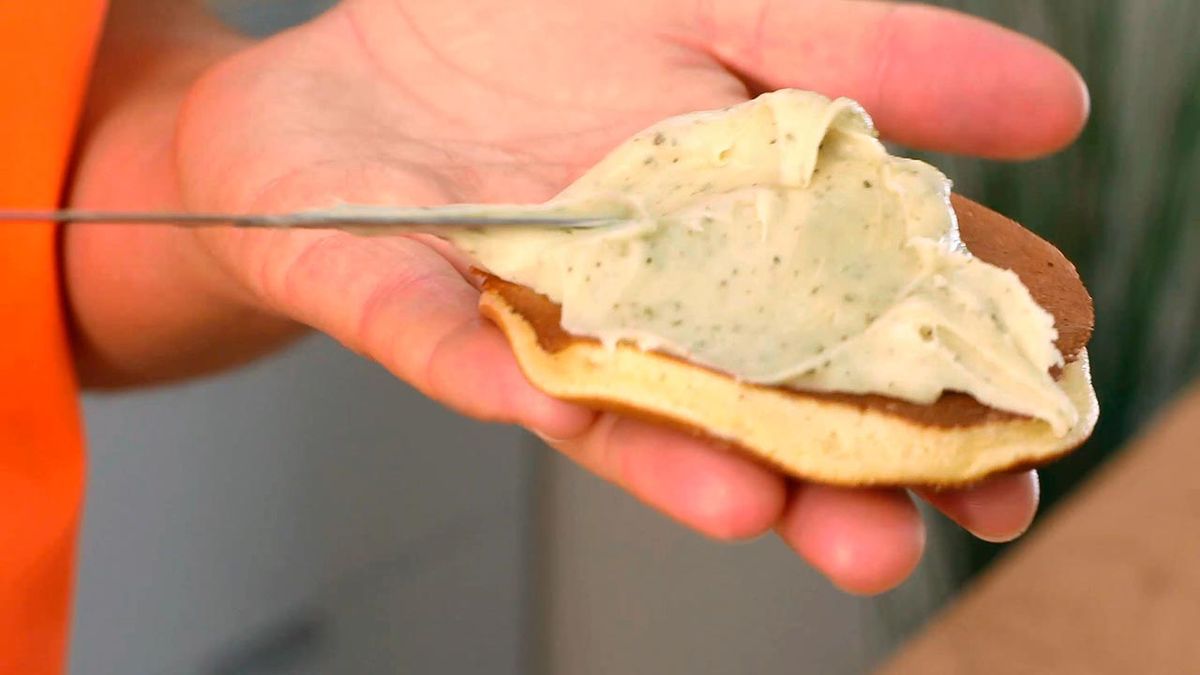 Receta de dorayakis japoneses, rellenos de chocolate blanco y té verde matcha  paso 5