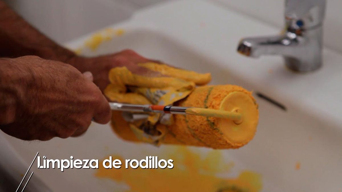 Cómo limpiar los rodillos después de pintar paso 1