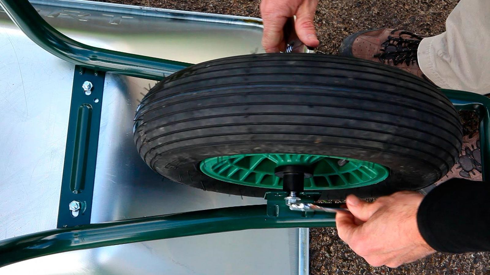 Cambiar rueda de carretilla paso 4