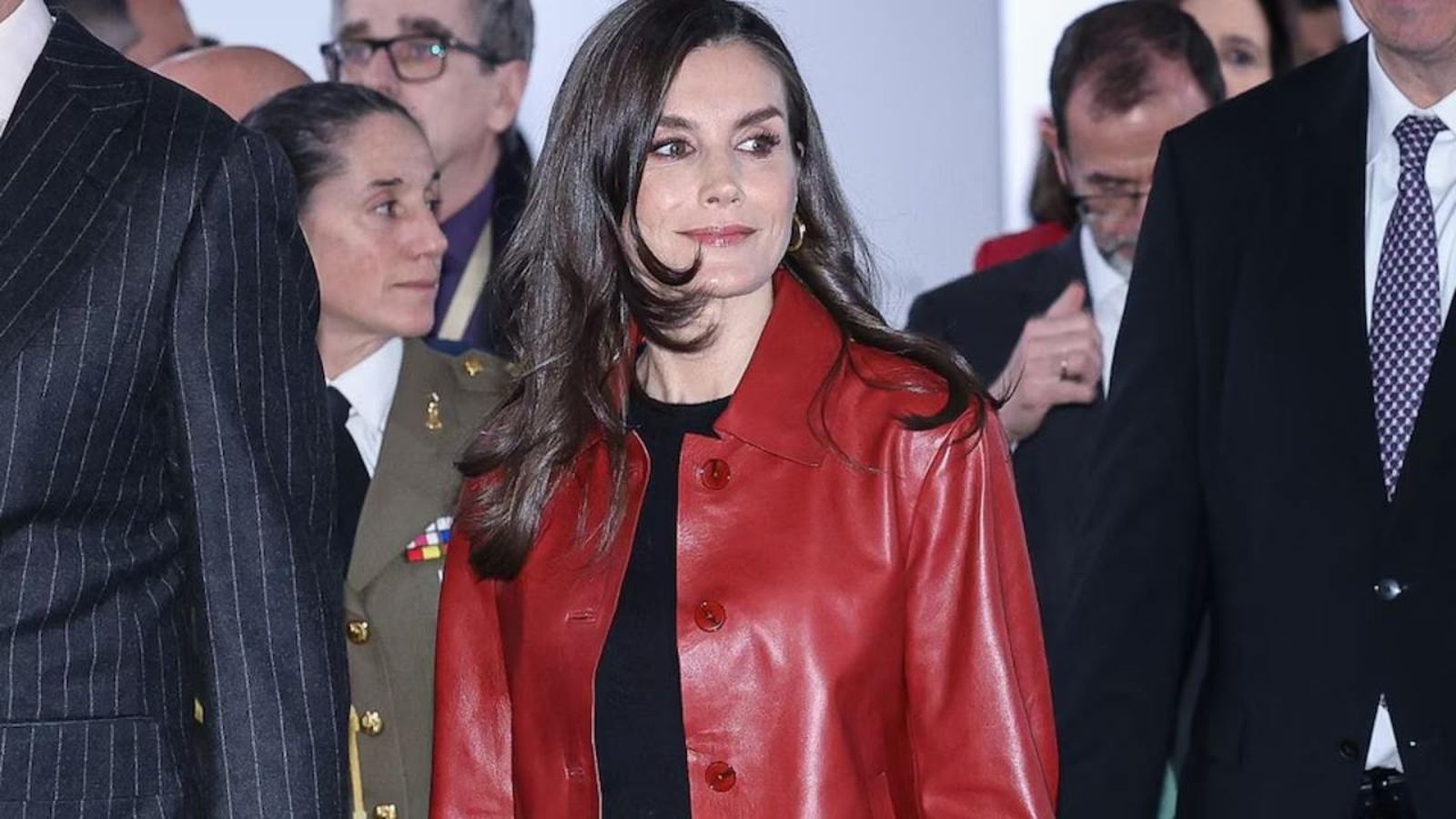 La reina Letizia con chaqueta de cuero roja de Mango en la inauguración de ARCO 2025