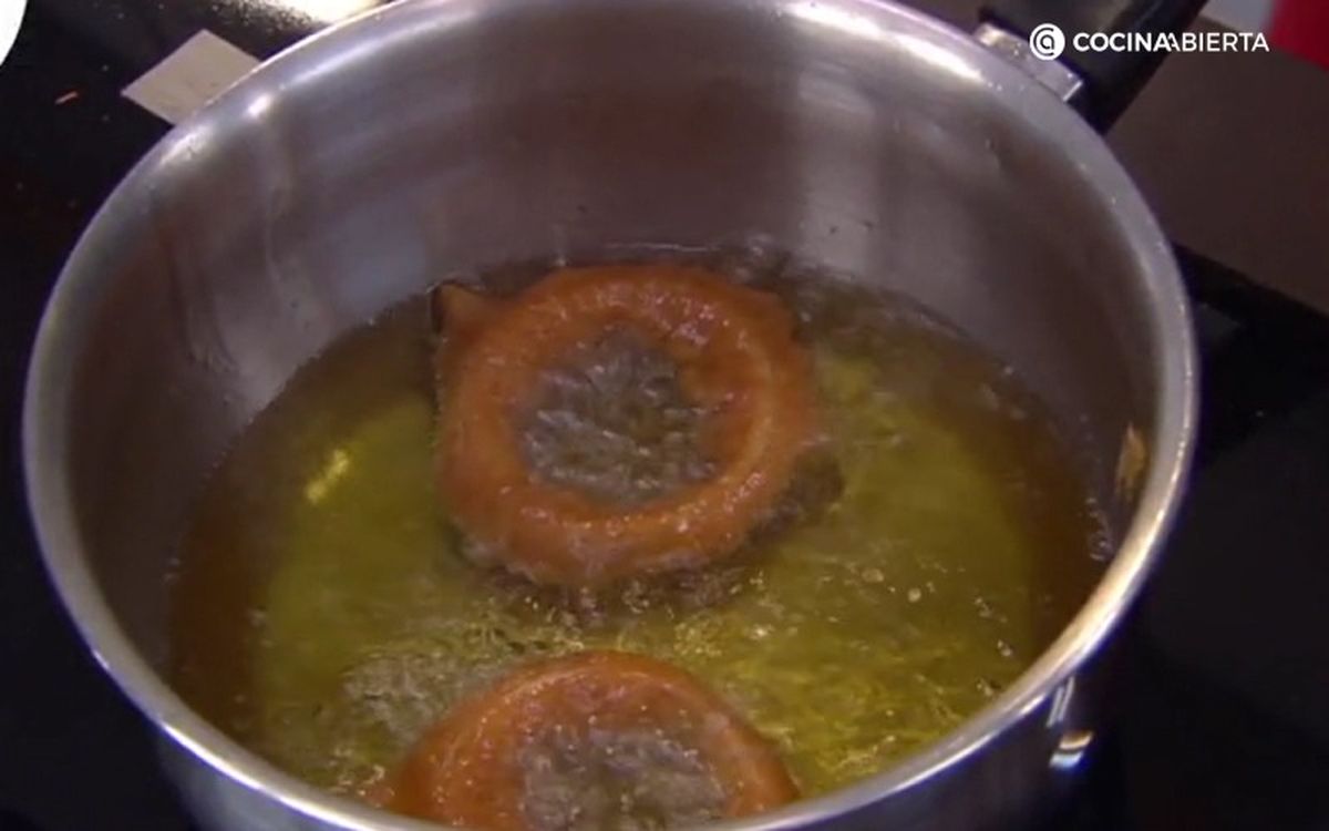 Fríe los aros de cebolla en tempura por tandas