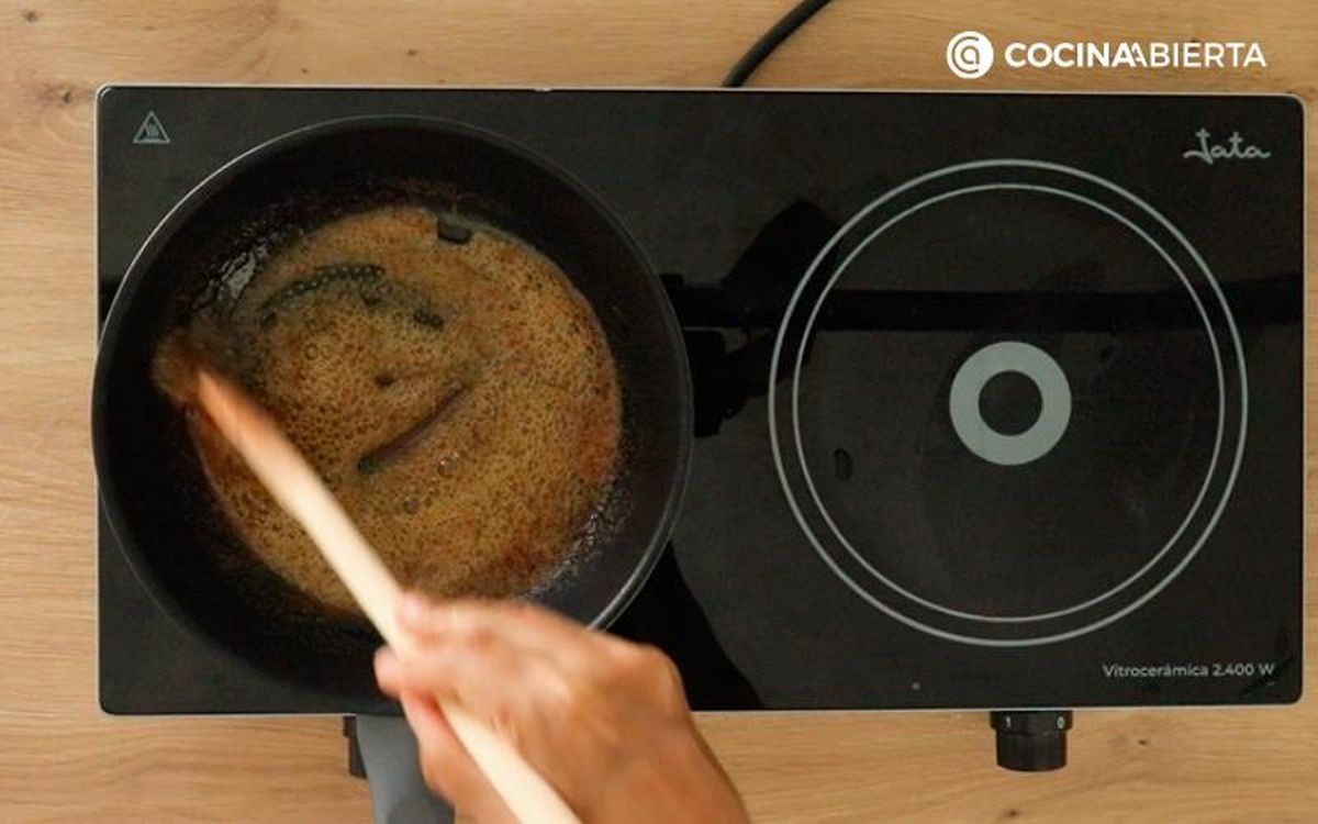 Derrite la mantequilla en una sartén