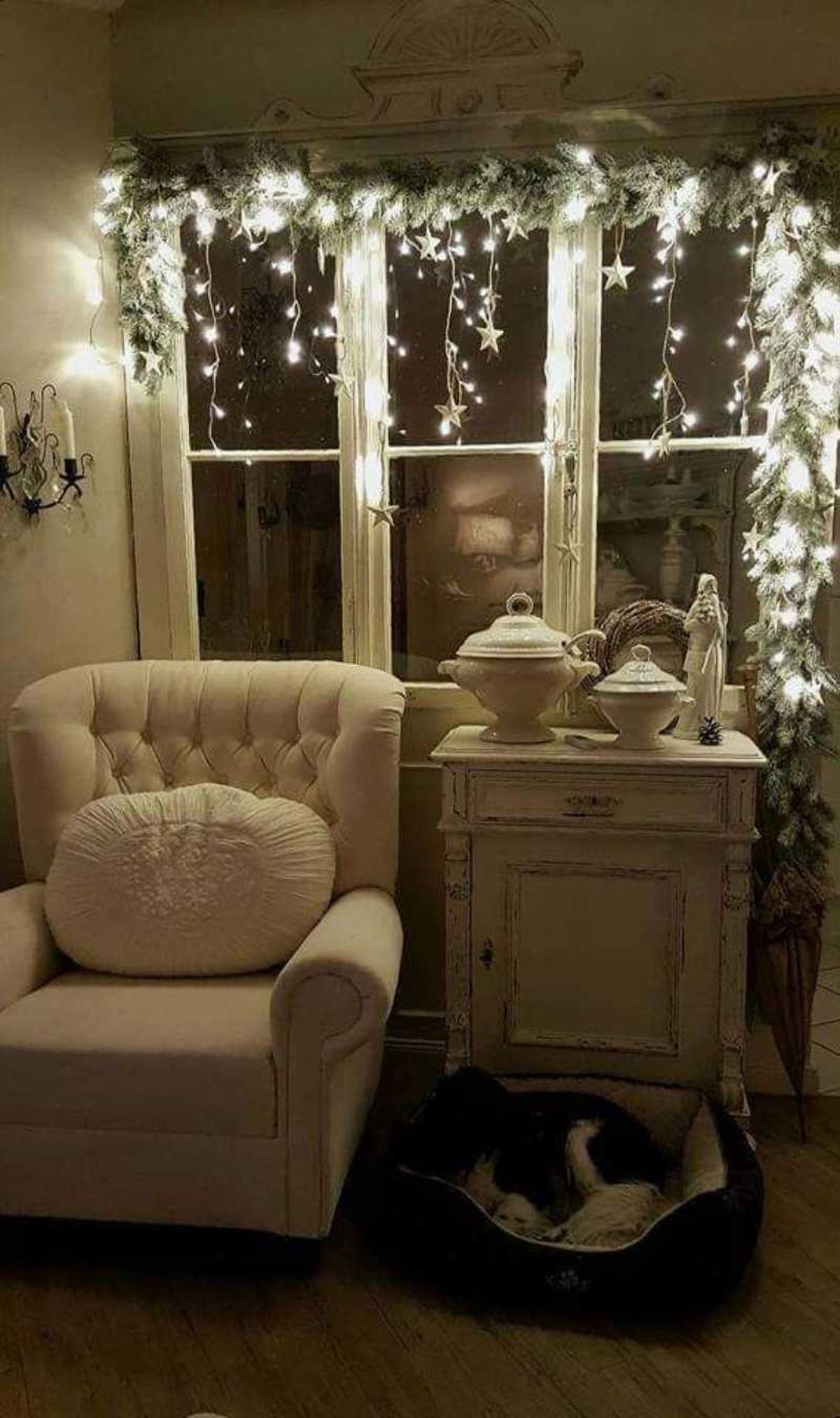 Guirnalda verde navideña para decorar la ventana.