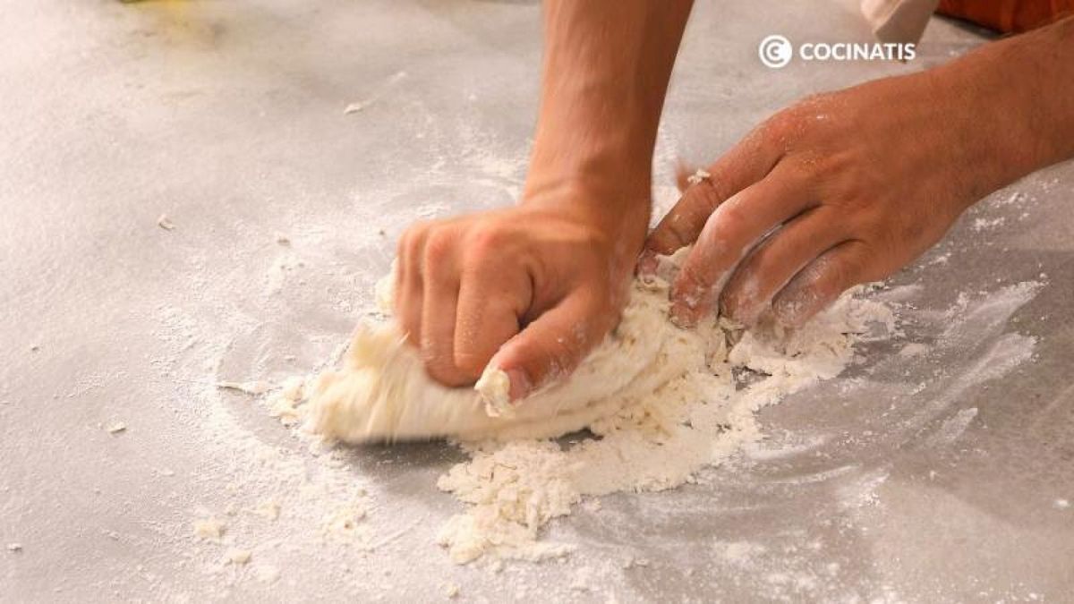 Amasa sobre una superficie enharinada