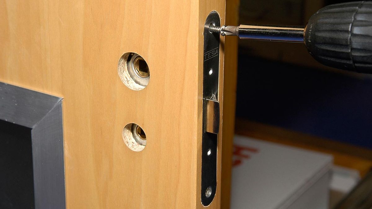 Cómo colocar cristales en una puerta de interior paso 9