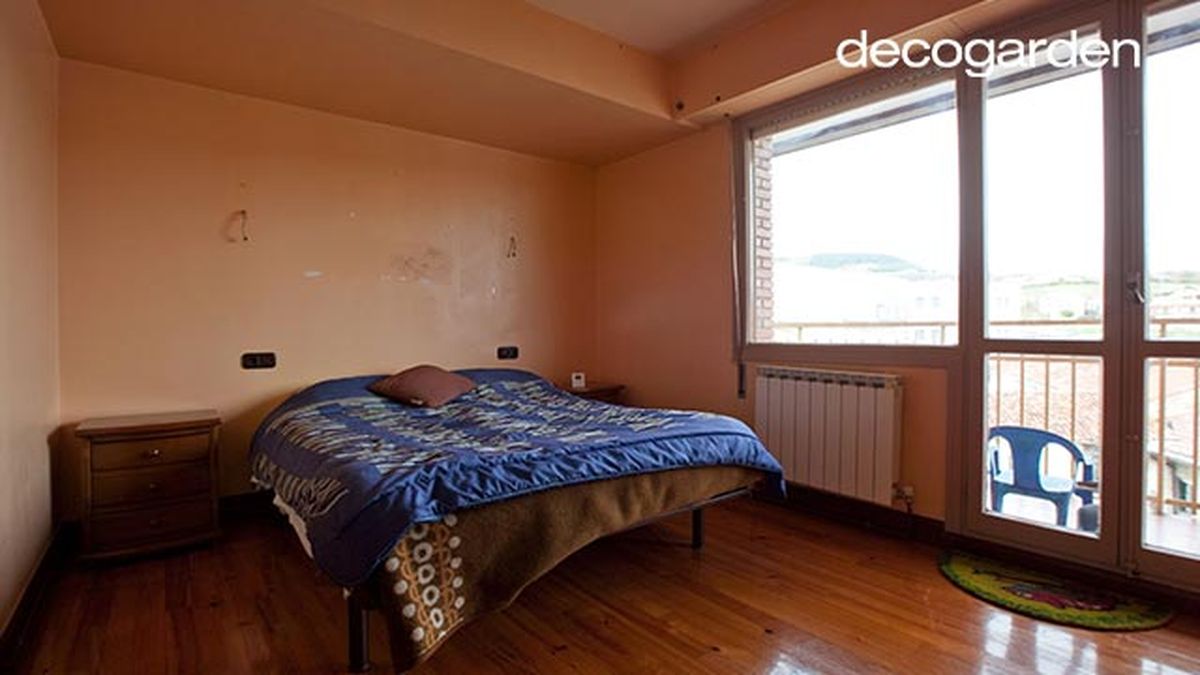 Decorar dormitorio morado con cabecero capitoné   Antes