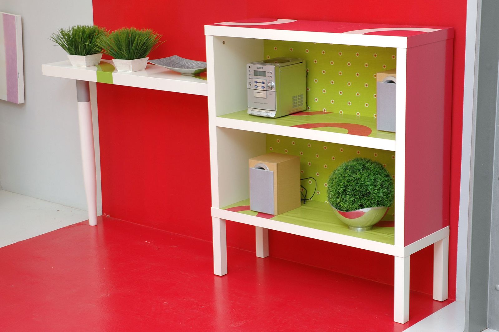 Pintar y decorar una estantería sencilla