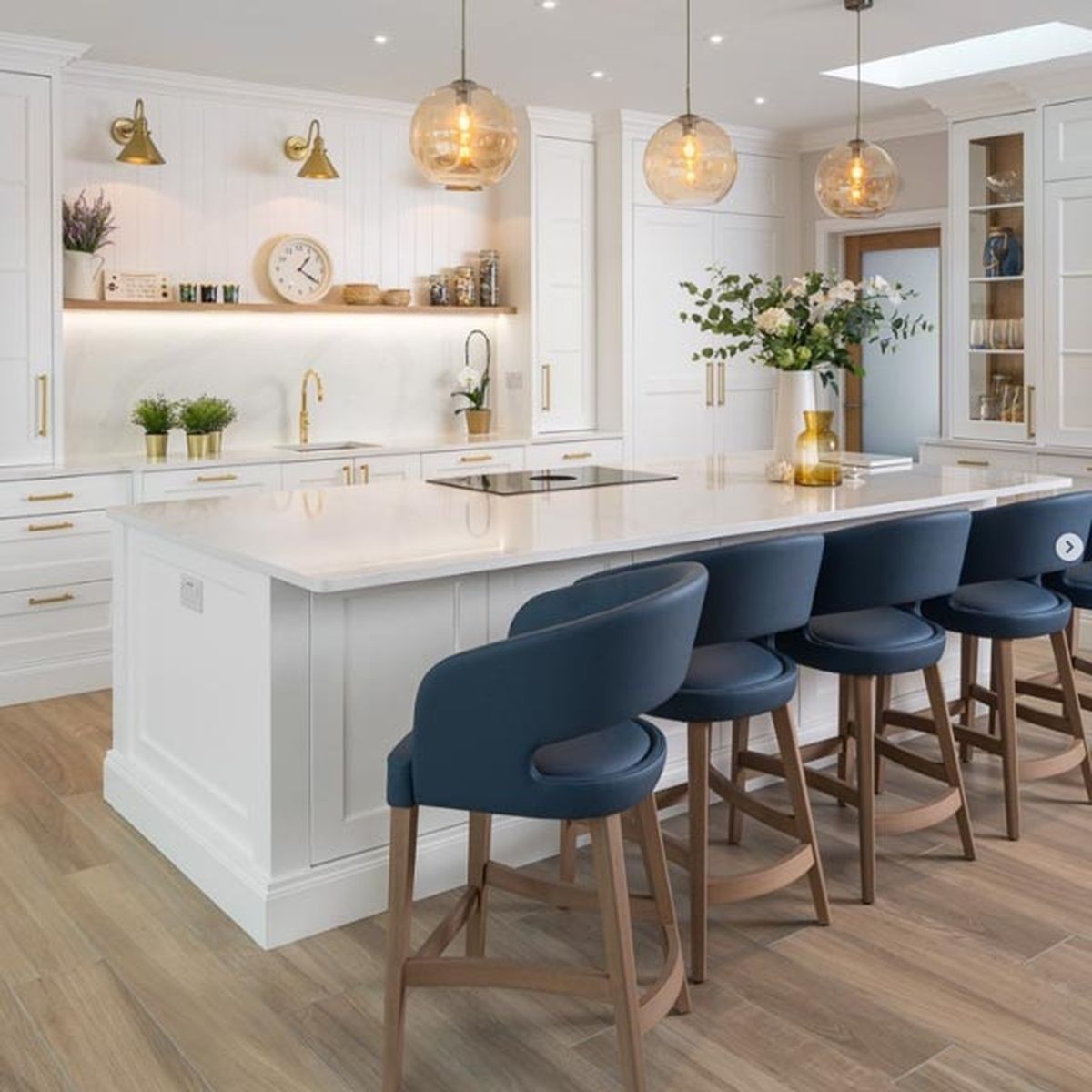 cocina blanca con encimera silestone et calacatta gold