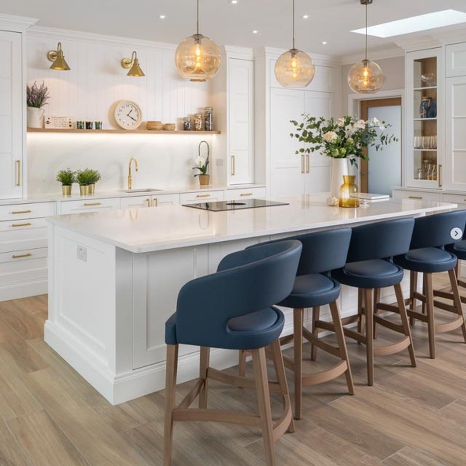cocina blanca con encimera silestone et calacatta gold