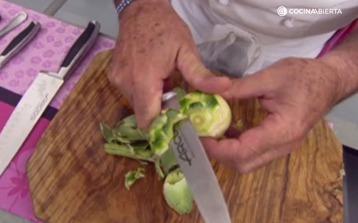 Karlos Arguiñano pela y tornea las alcachofas
