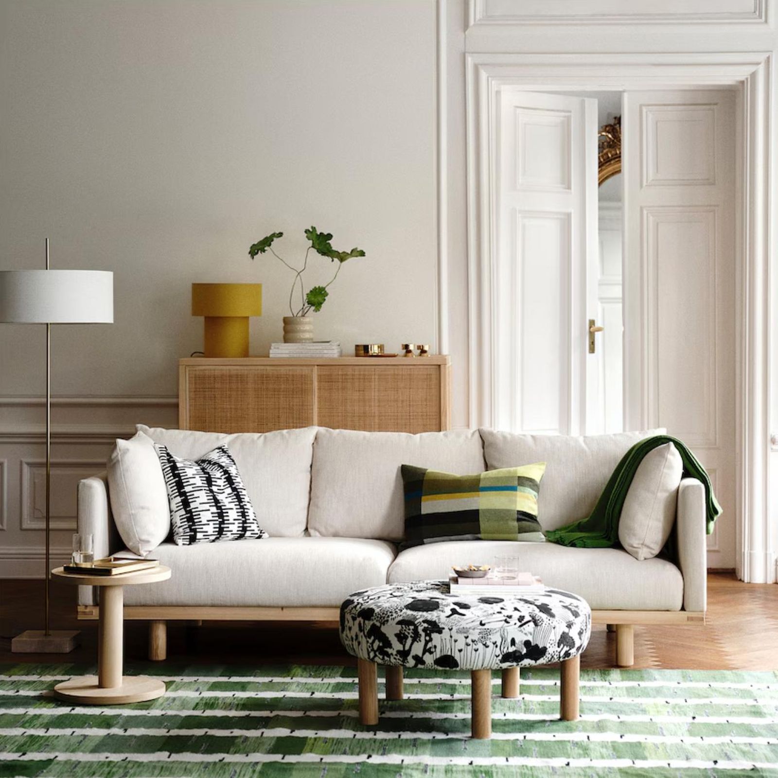 Sofá de tres plazas de la colección STOCKHOLM 2025.