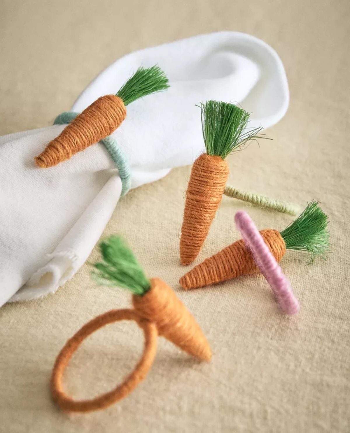 Servilleteros con forma de zanahorias de yute.