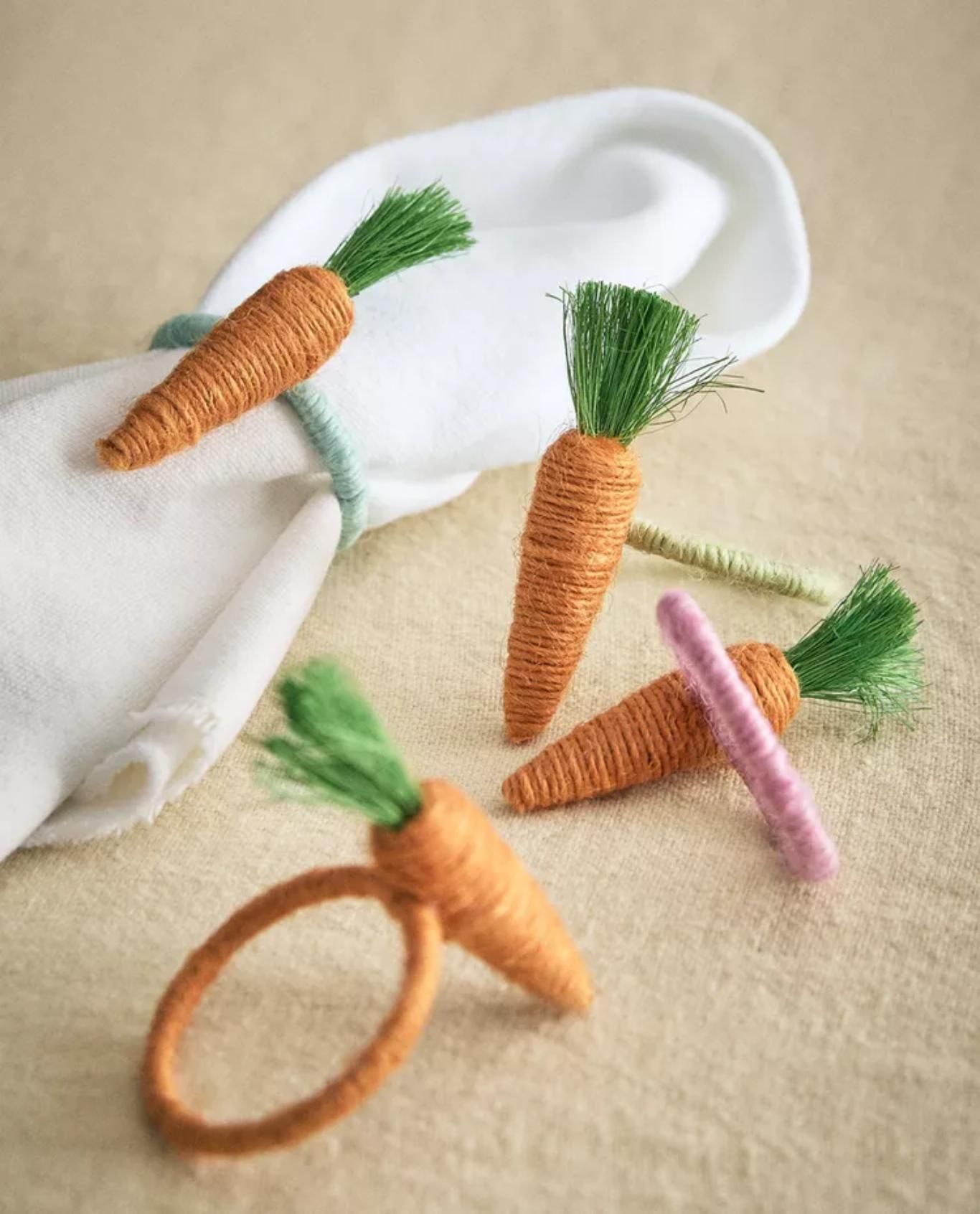 Servilleteros con forma de zanahorias de yute.
