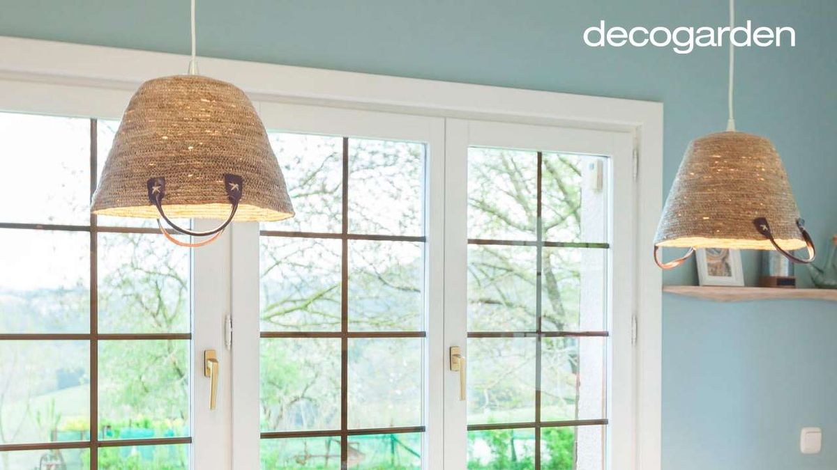 Lámparas de techo hechas con capazos de mimbre.