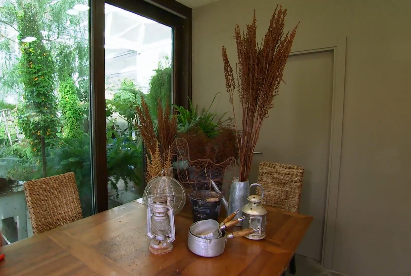 Arreglos florales con espigas secas de astilbes