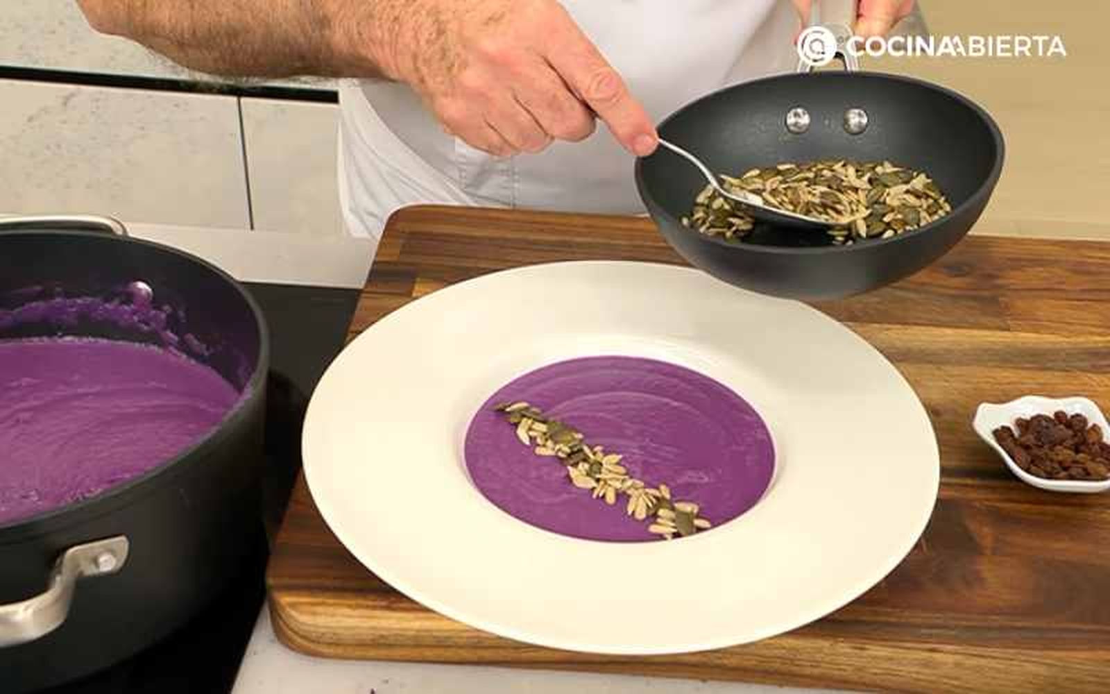 Sirve la crema de col lombarda