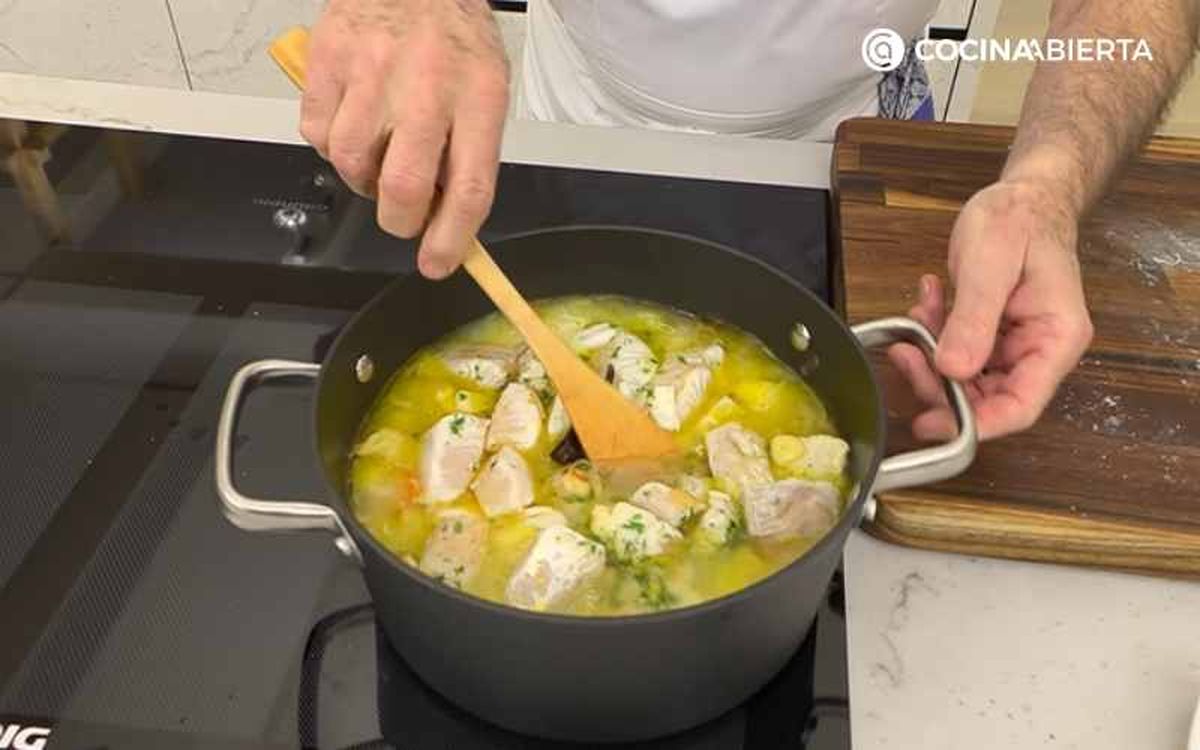 Incorpora la merluza a la porrusalda