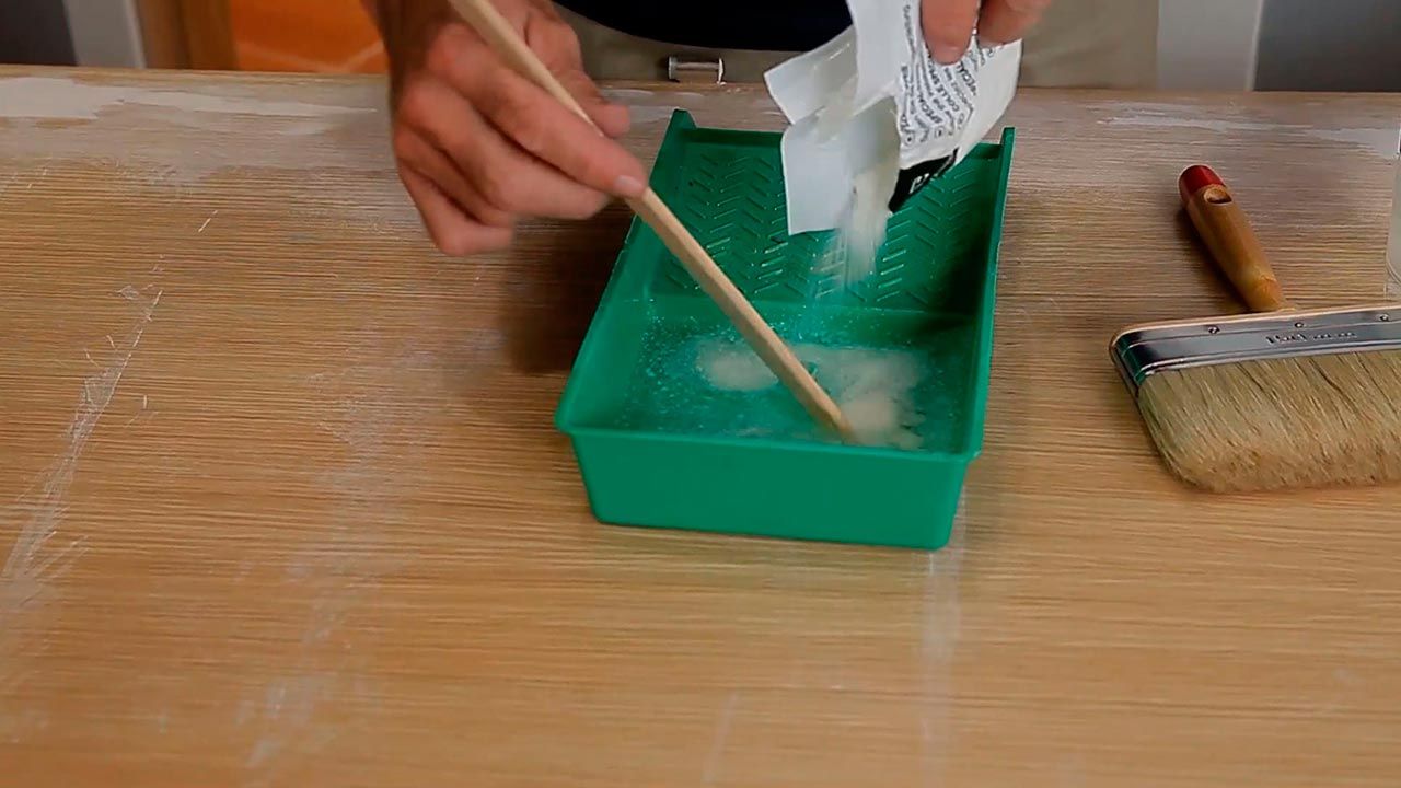 Cómo empapelar una puerta de interior paso 2