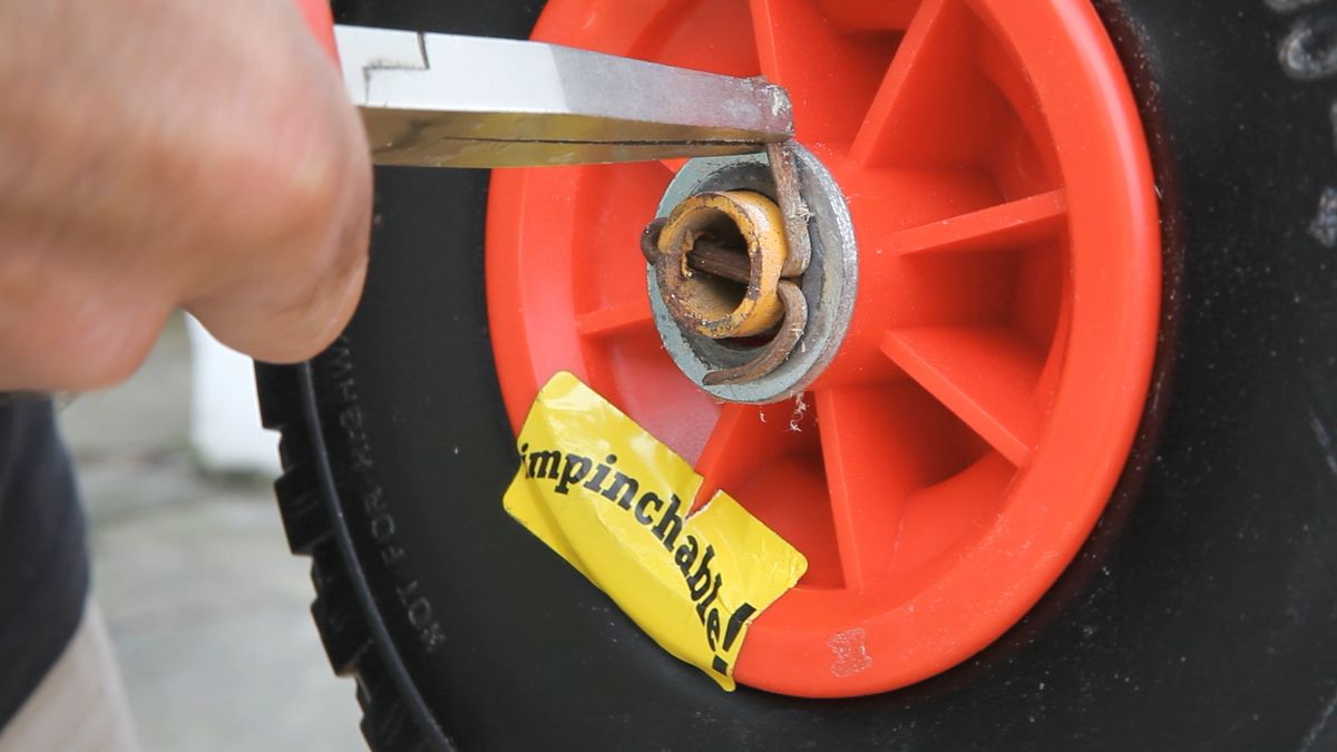 Cambiar ruedas a carretilla de mano de almacén paso 6