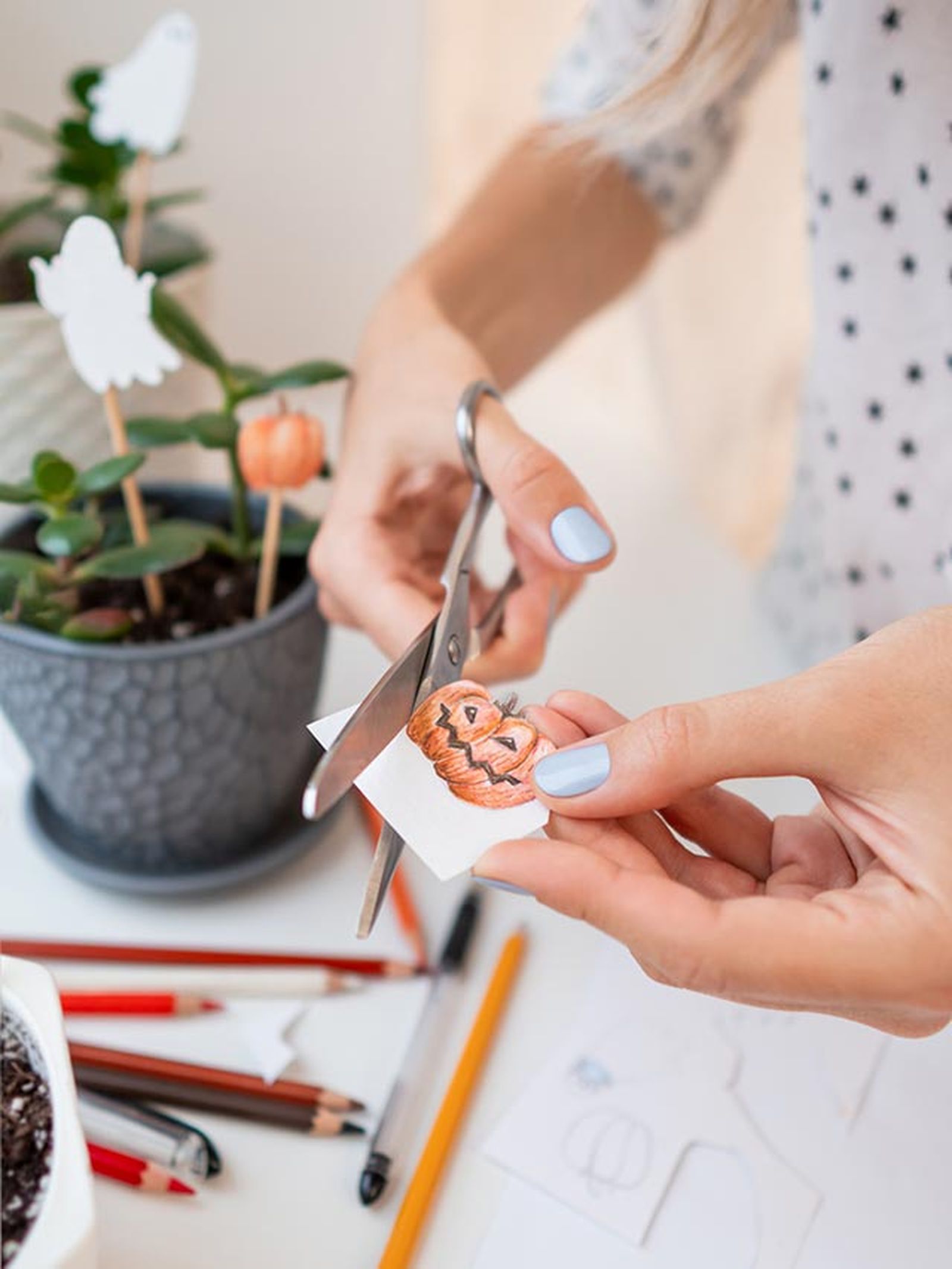 manualidades halloween decorar plantas interior recortar