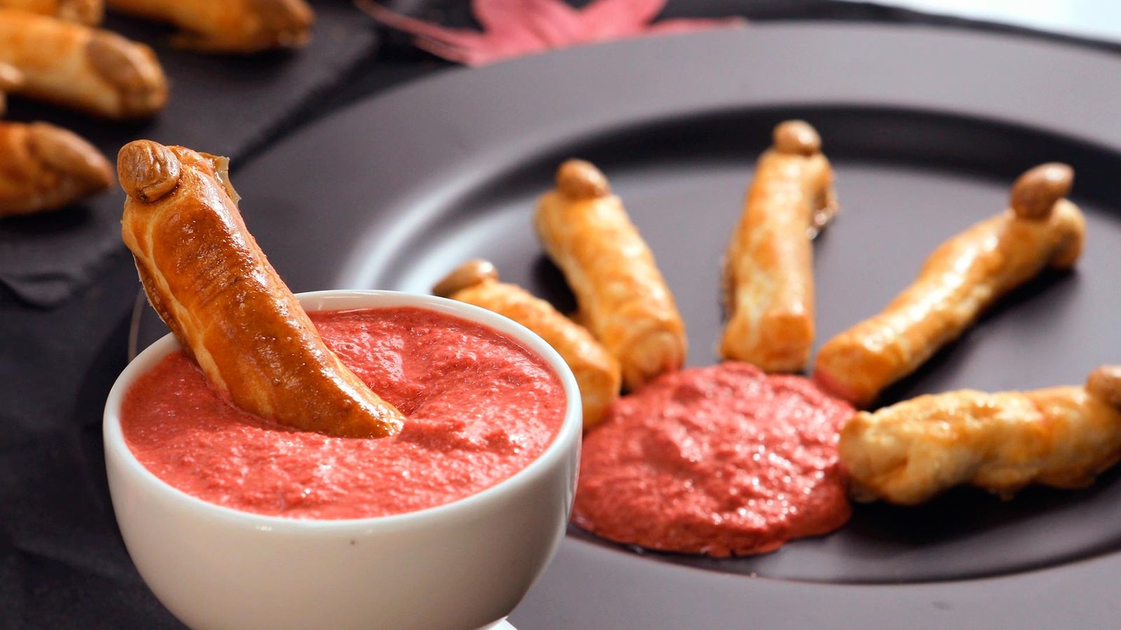 Receta de dedos de bruja con dip de remolacha