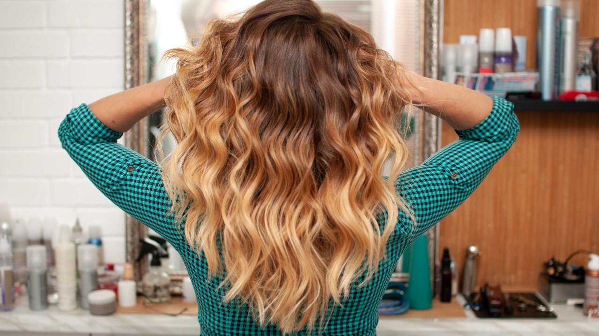 Las mechas californianas rubias aportan volumen y luz a tu rostro