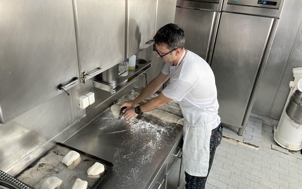 Daniel se levanta cada día a las 4:30 para hacer pan