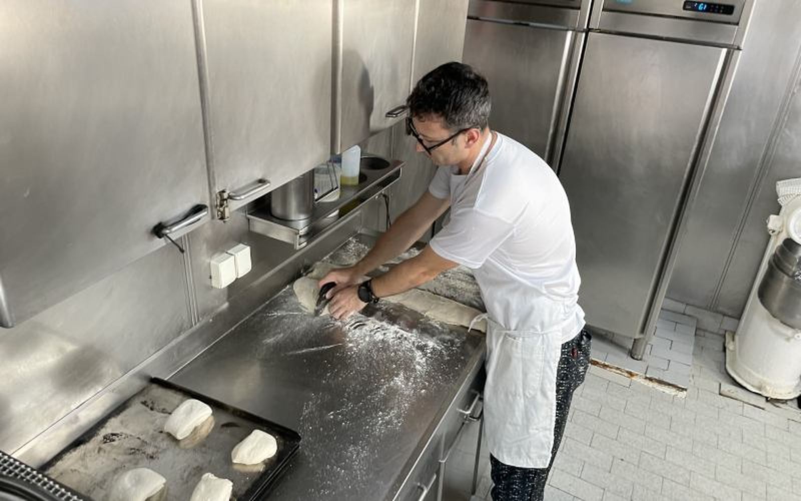 Daniel se levanta cada día a las 4:30 para hacer pan