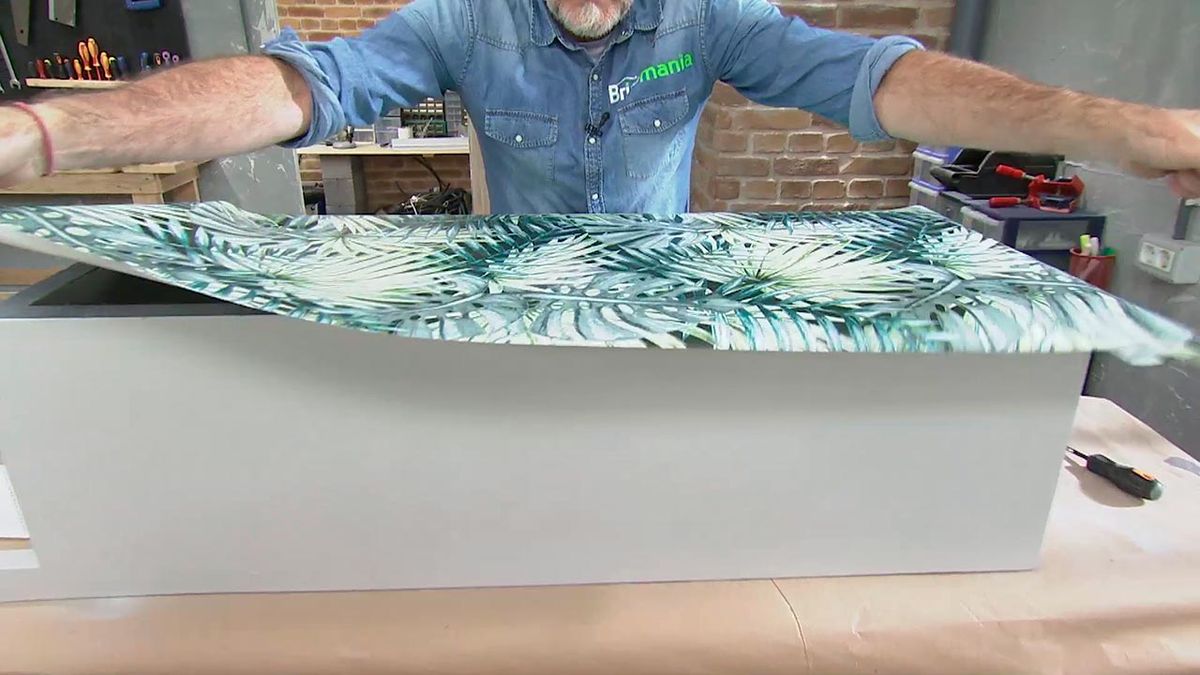 Truco para decorar cajones con papel pintado paso 3