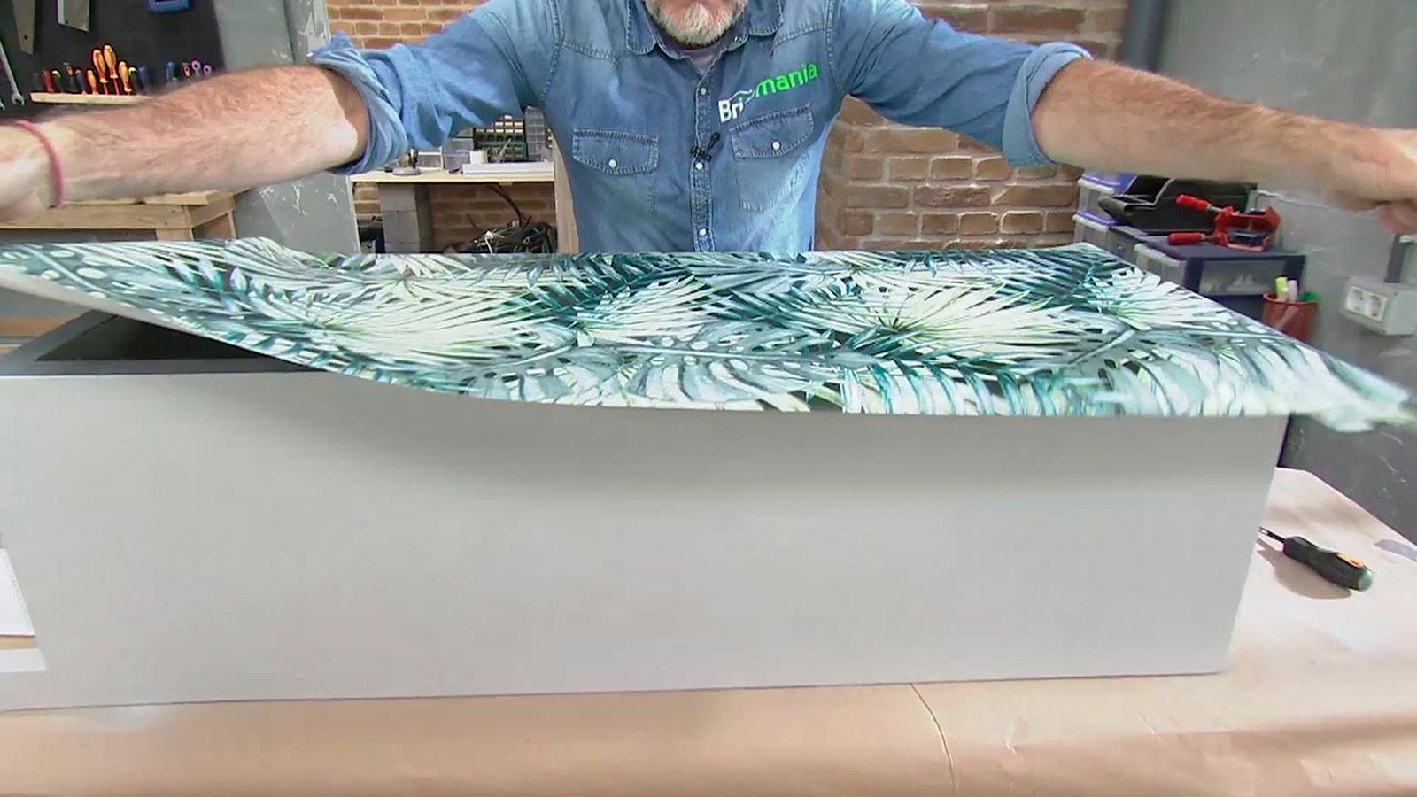 Truco para decorar cajones con papel pintado paso 3