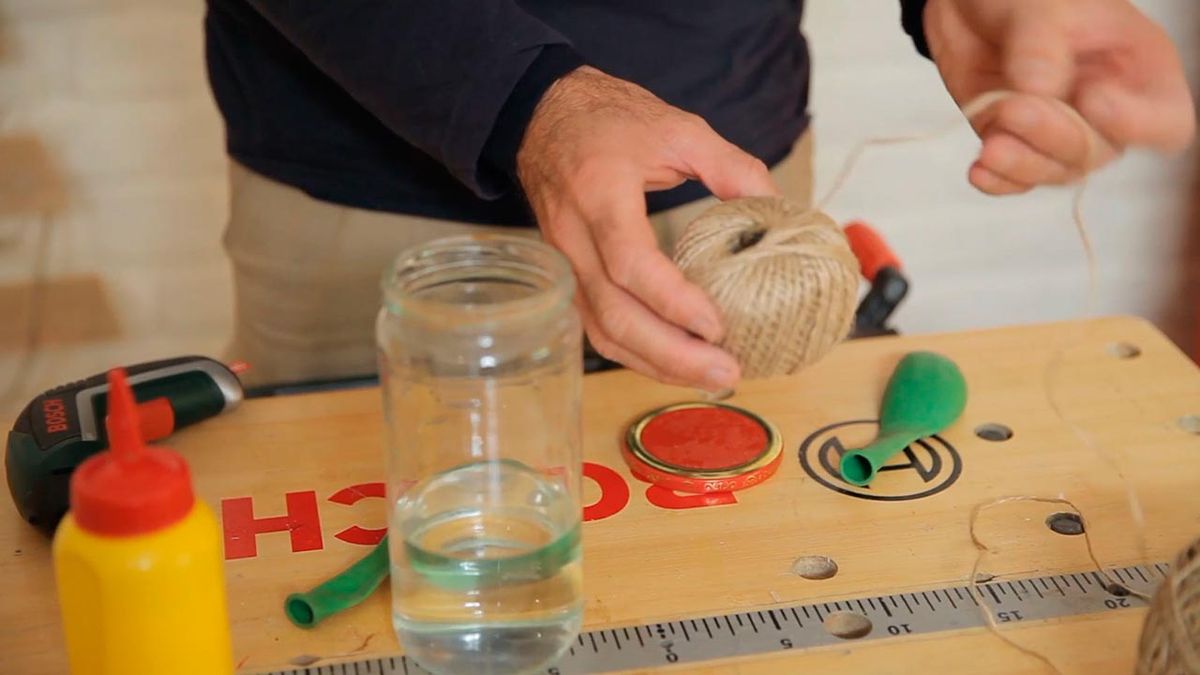Cómo hacer bolas de Navidad con cuerdas paso 1