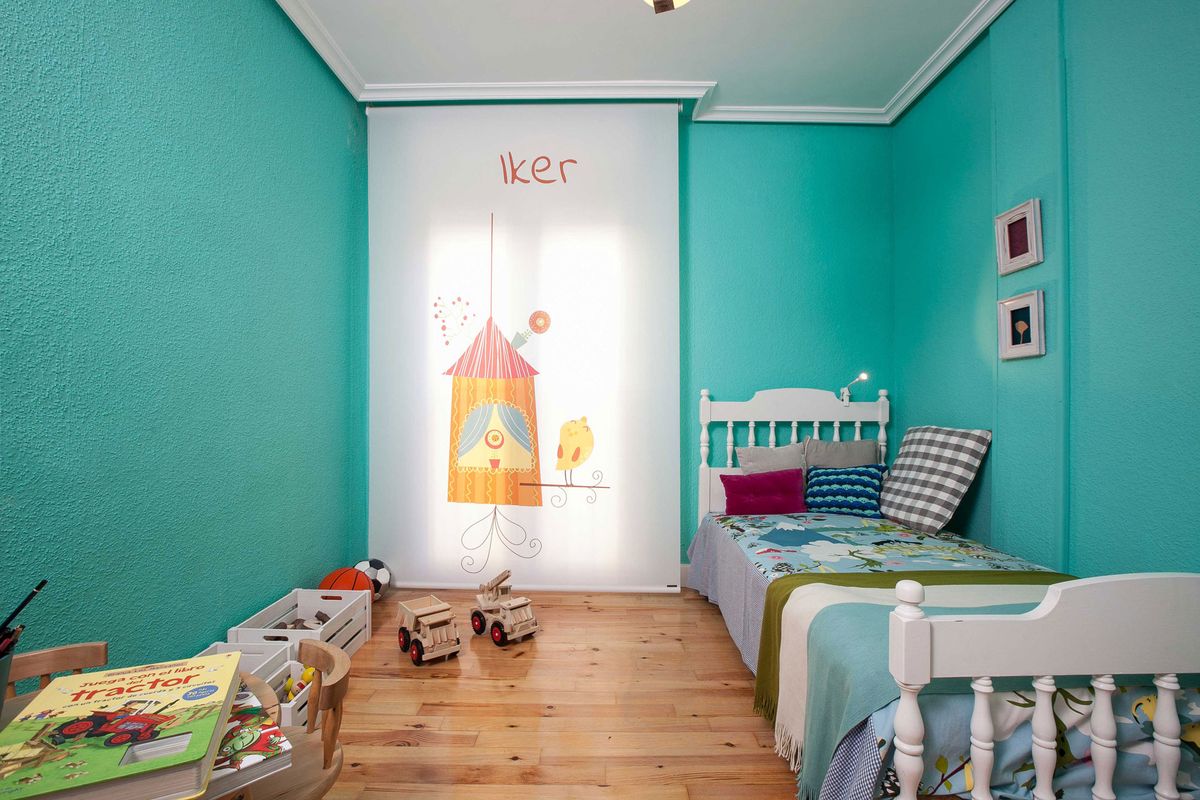 Dormitorio infantil ordenado y colorido 1