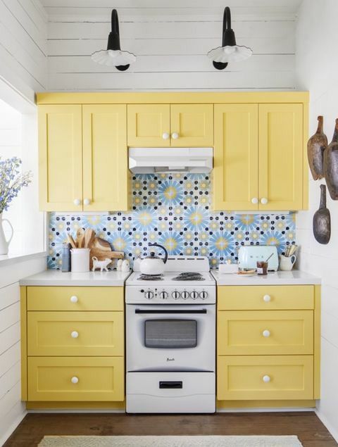 cocina amarillo pastel con baldosas azules