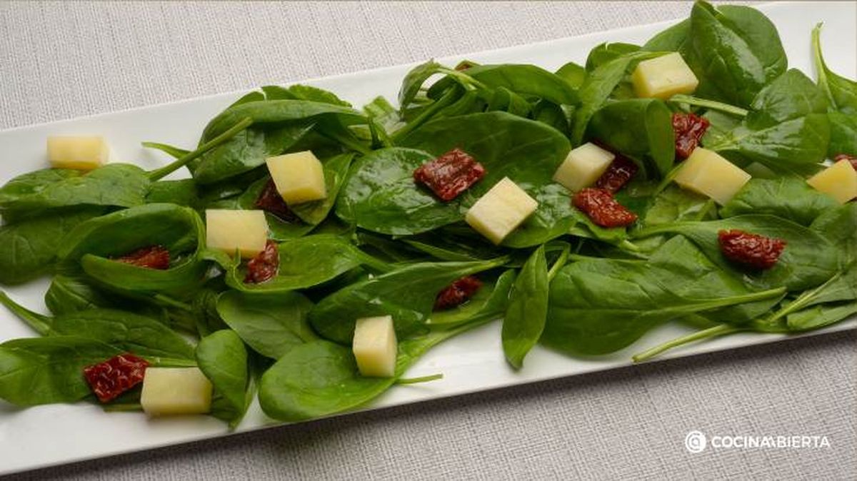Ensalada de espinacas, patata y tomates en aceite