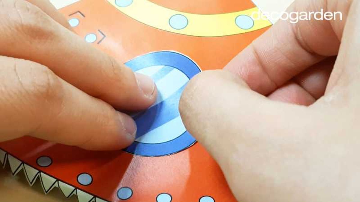 Cuarto paso para hacer un cohete de papel.