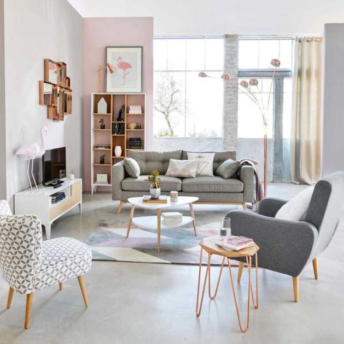 Salón con butacas de estilo escandinavo en gris y estampada.