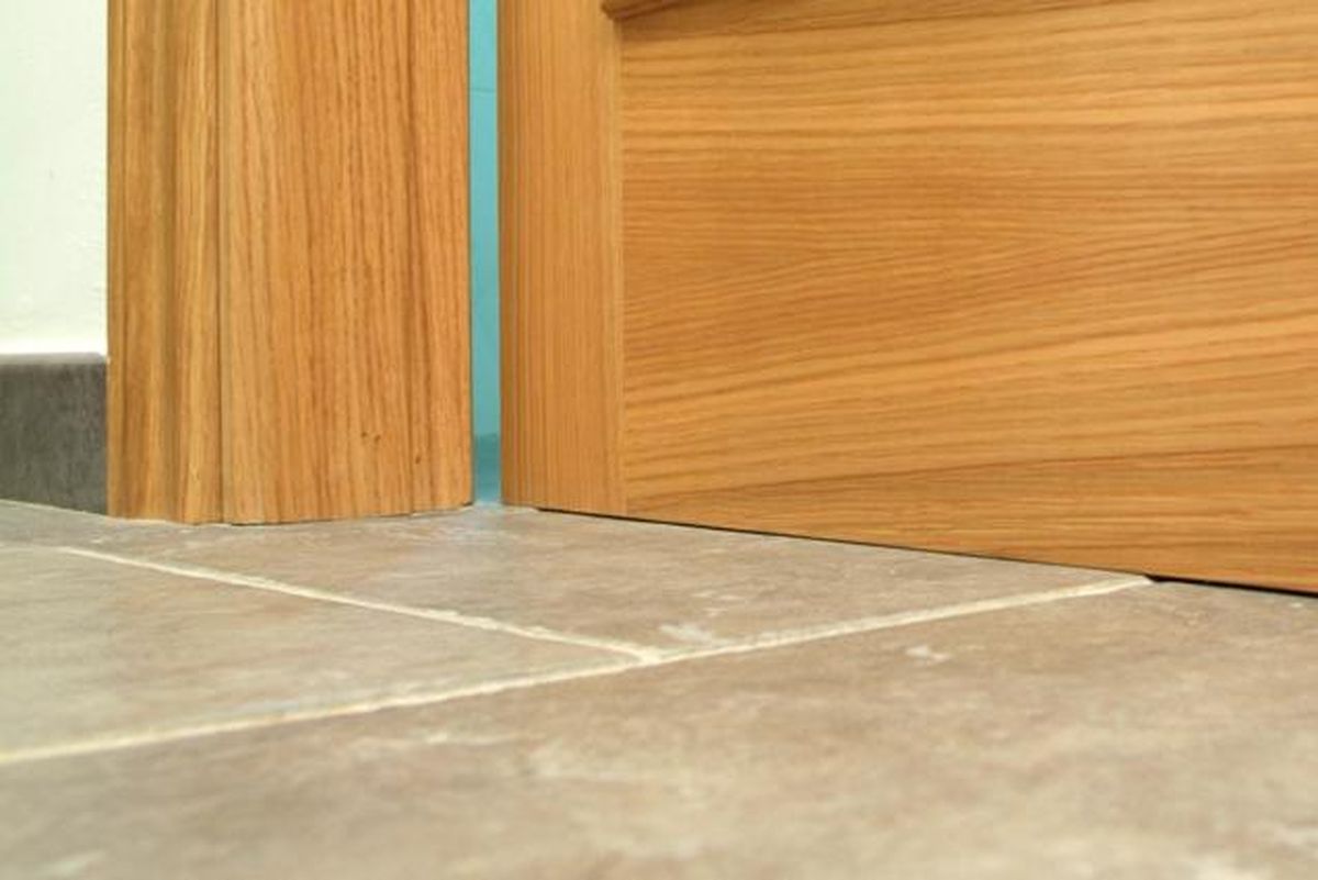 brico 0467 1 Arreglo roce  puerta xl