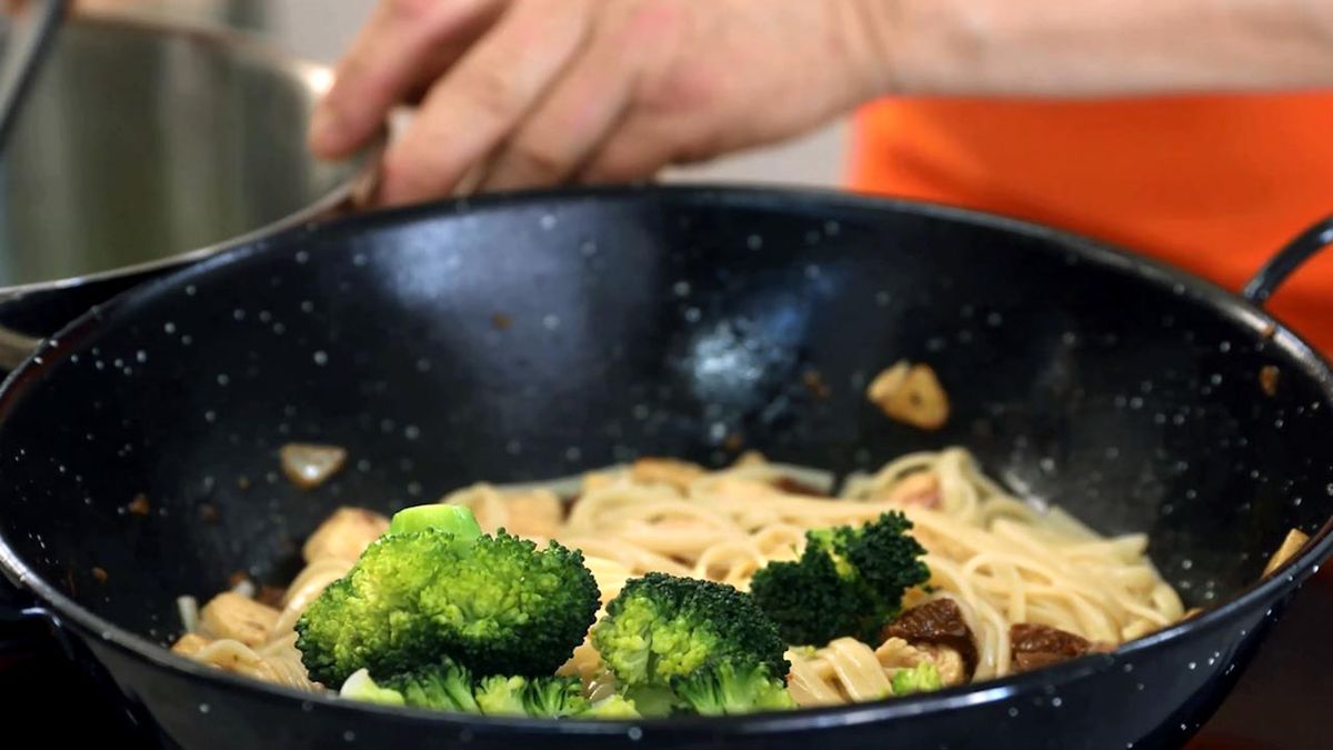 Receta de tallarines con brócoli y pollo  paso 5