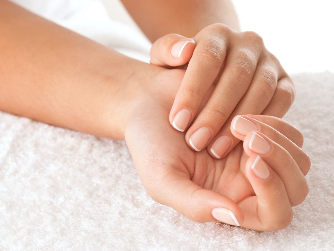 La manicura francesa se adapta a diferentes formas y largos