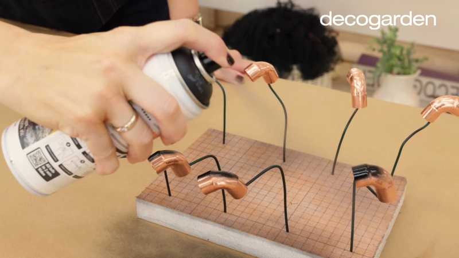 Paso tres para hacer un revistero casero.