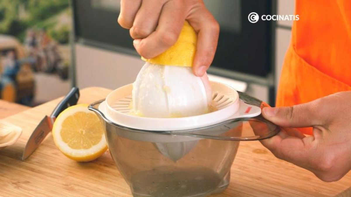 Exprime el limón en el exprimidor