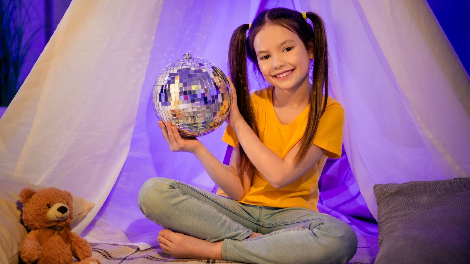 La bola de espejos crea un ambiente mágico