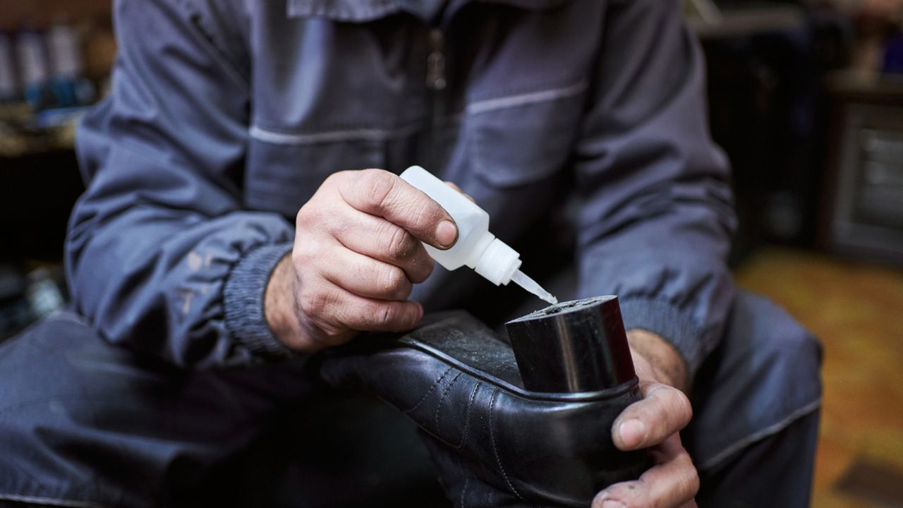 como evitar que resbalen patinen los zapatos poner suela goma