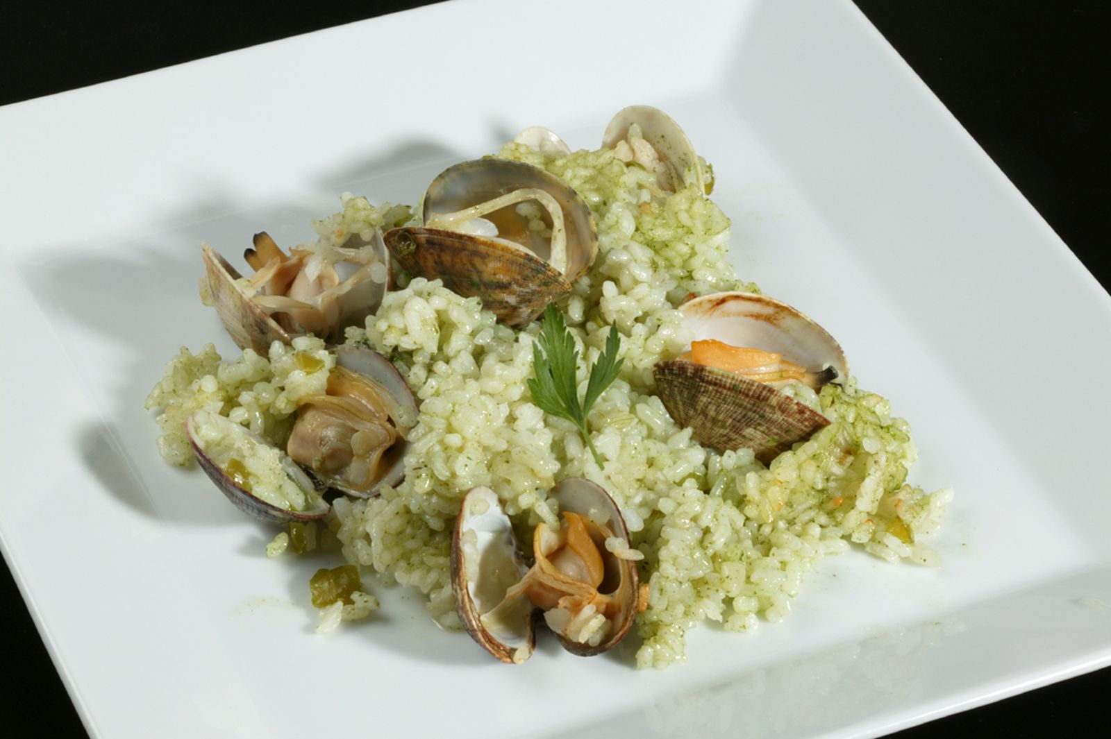 Arroz con almejas y jugo de perejil