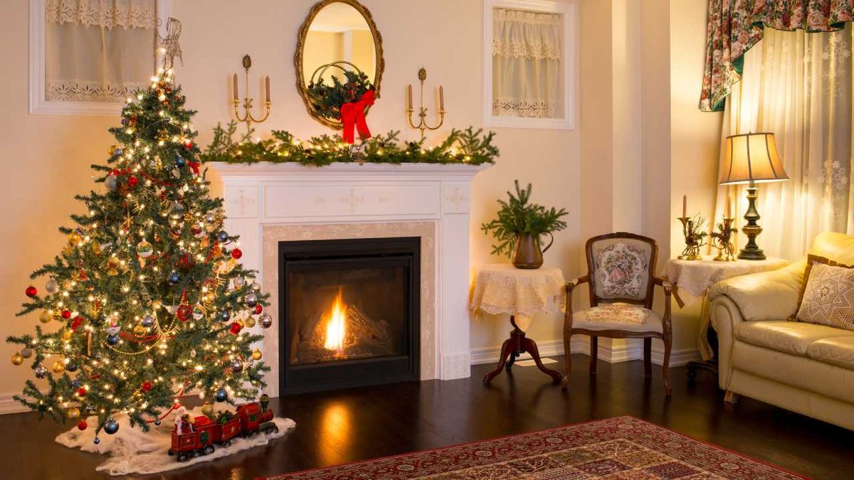 Salón elegante con chimenea con decoración de Navidad.