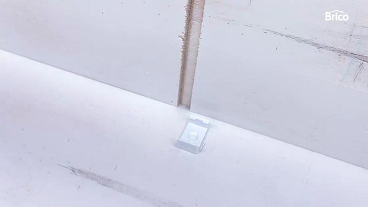 Cómo hacer una estantería con una caja de madera paso 13