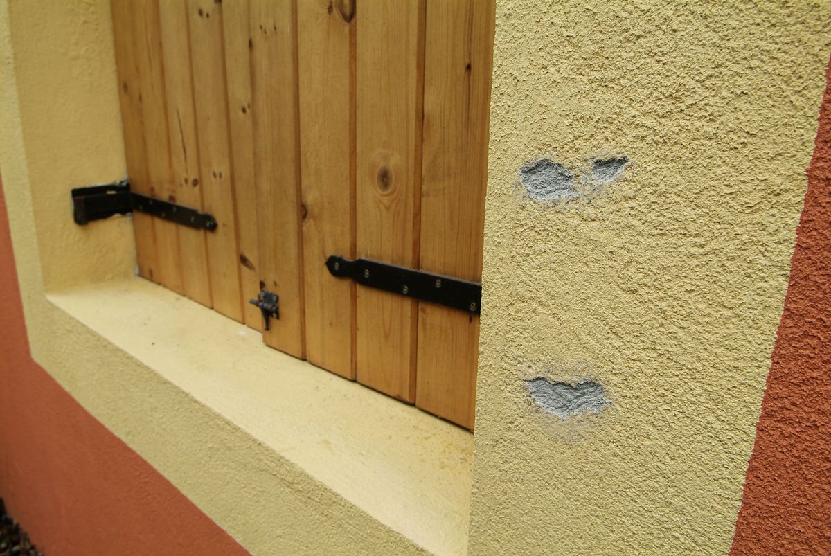 Reparación de pequeños desconchados en fachada   antes