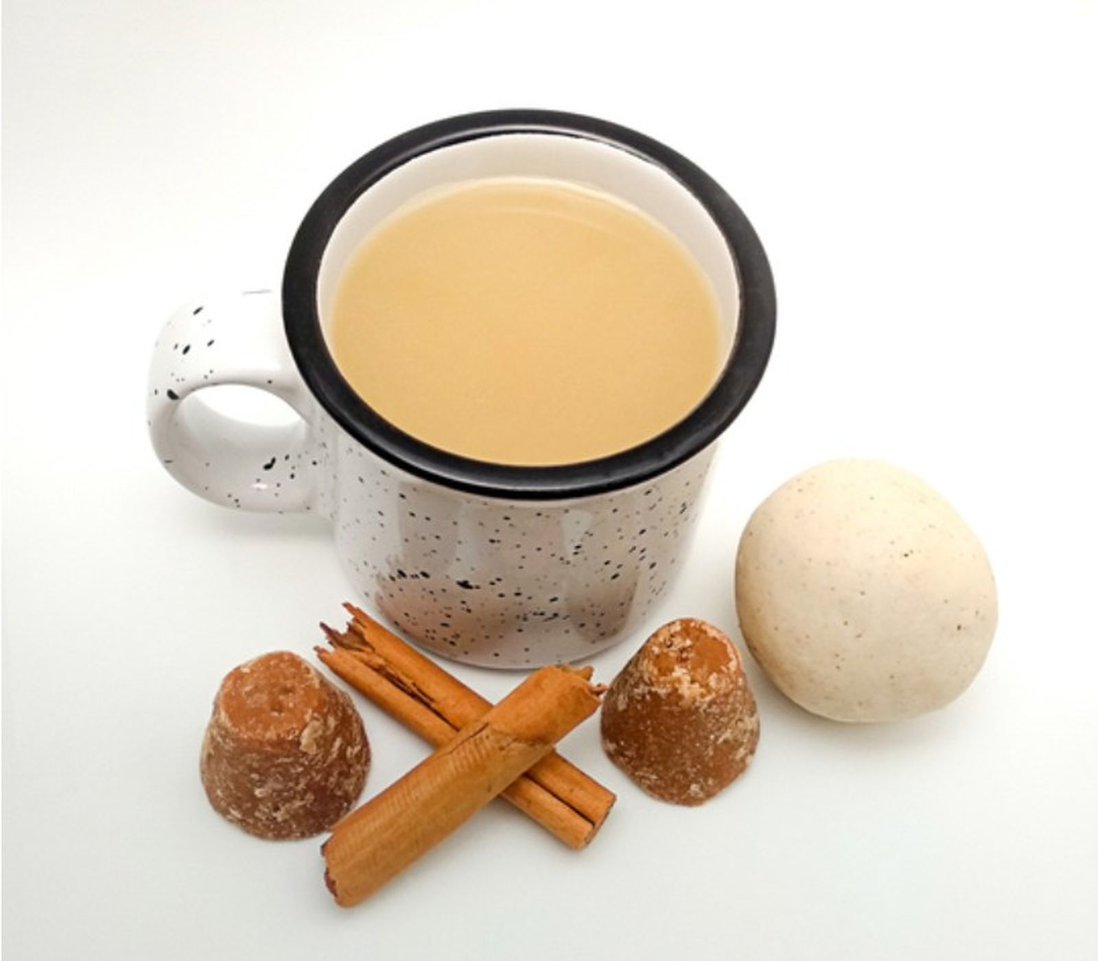 El atole suele acompañar al pan de muerto