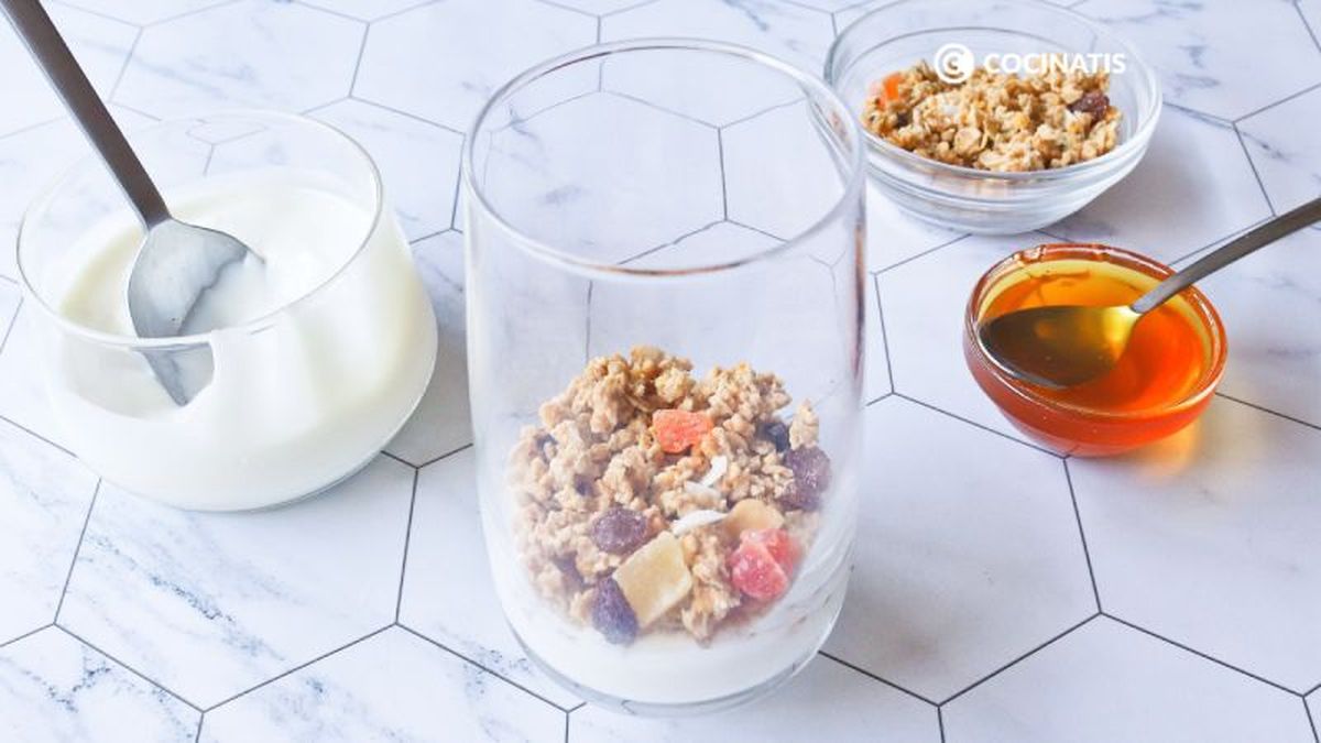 Primeras capas del parfait con yogur, miel y cereales